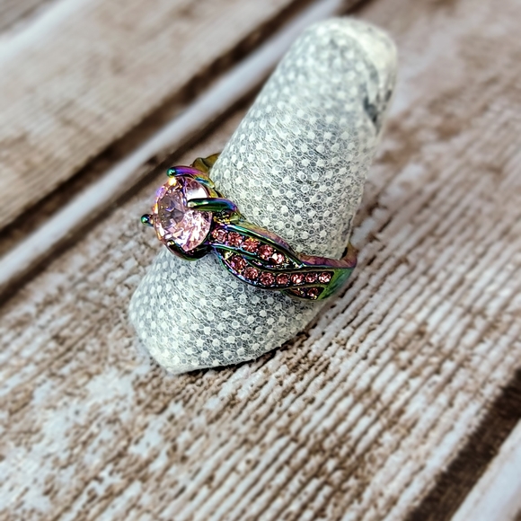 Women's Ring Size 8 - Picture 3 of 5